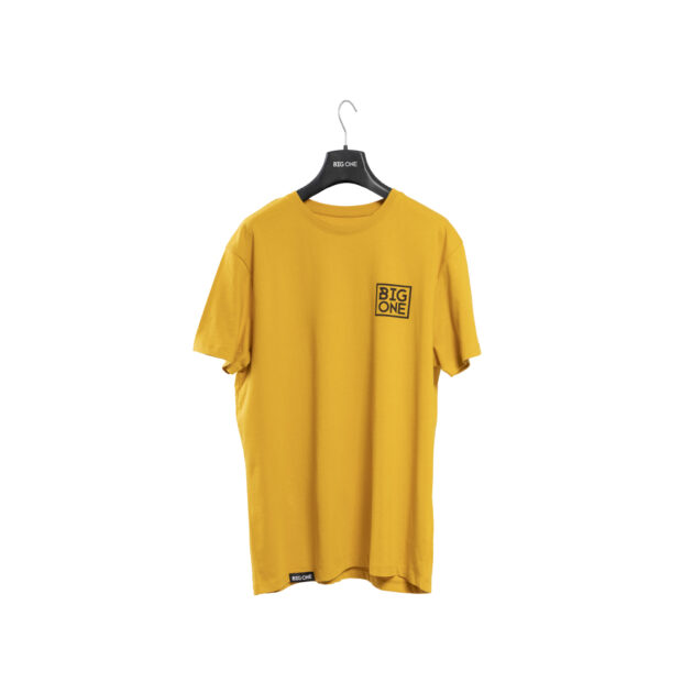 La Big OneT-Shirt “PICKY” – Regular Fit Senape è in morbido e leggero cotone organico, ed è caratterizzata dalle serigrafie del logo fronte e retro.